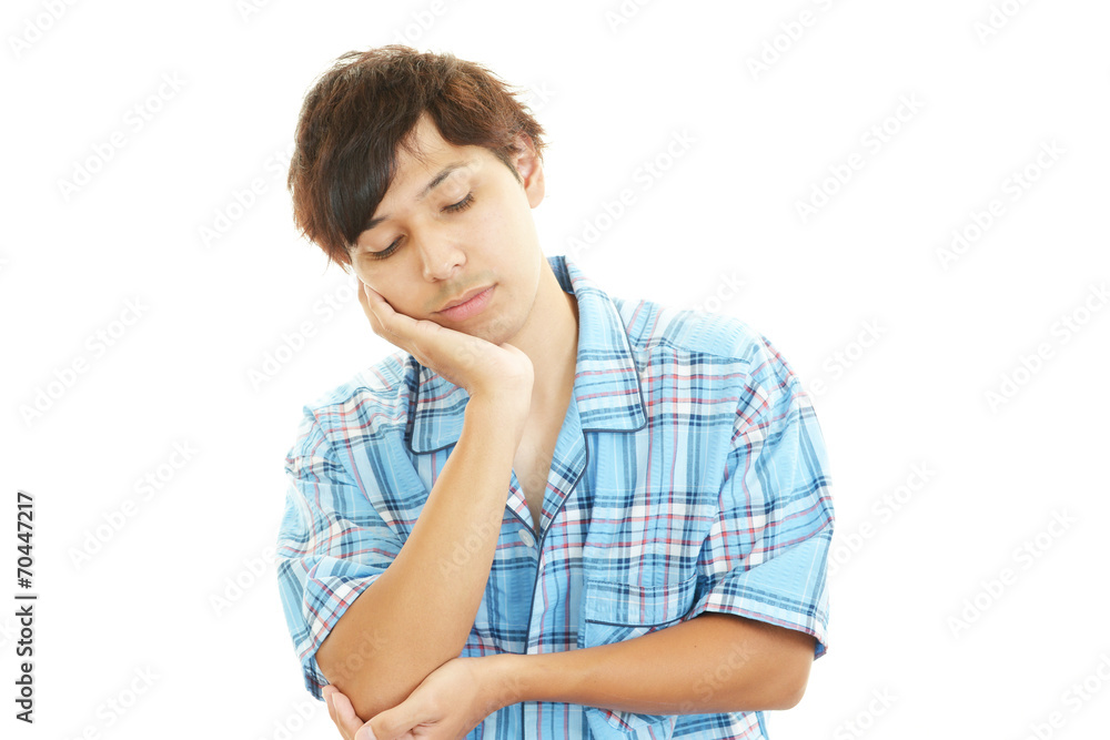 疲れた表情の男性