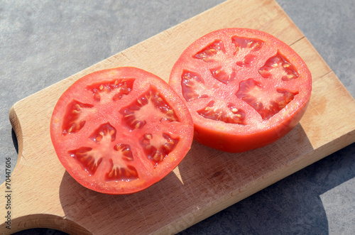 halbierte Fleischtomate photo