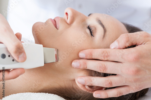 Foto Woman having cavitation peeling