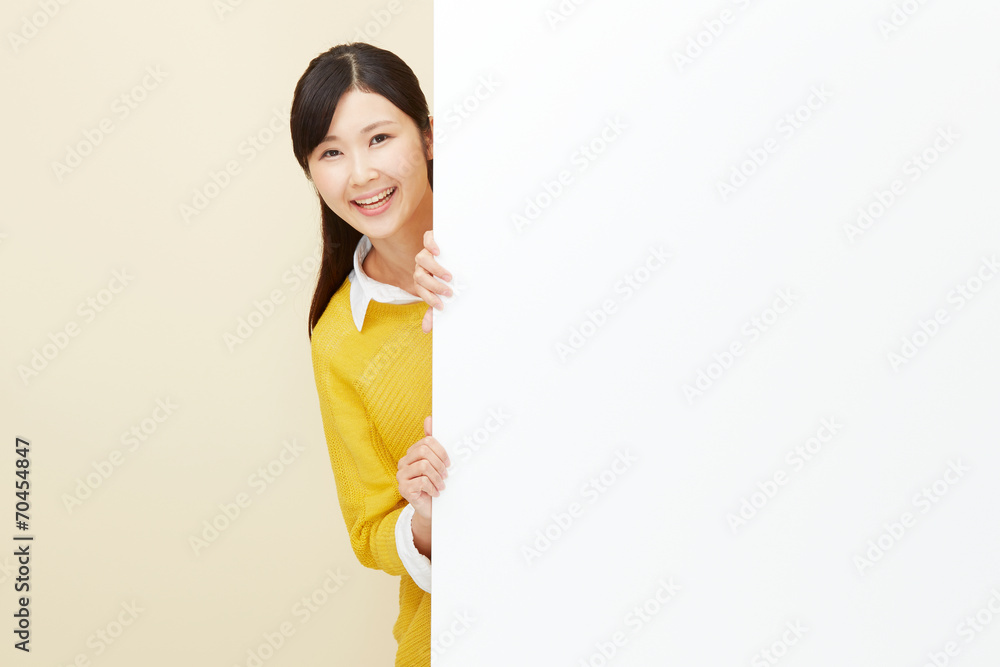 メッセージボードと笑う女性 メッセージボードと笑う女性