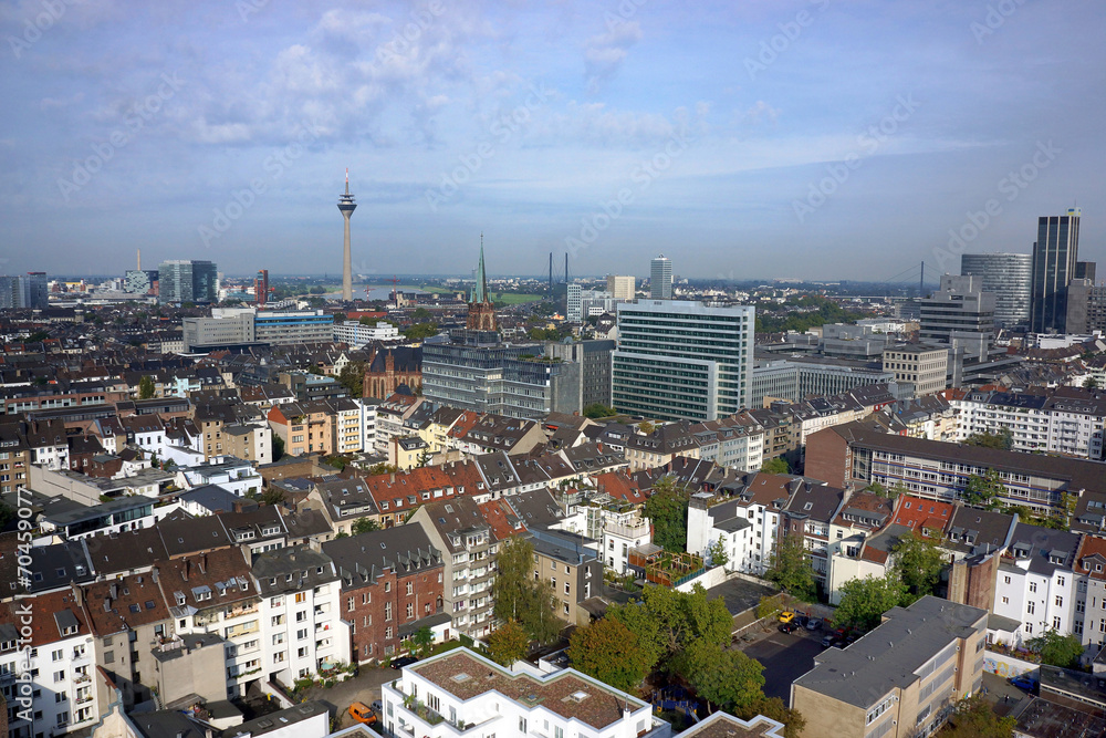 Naklejka premium Luftbild Panorama von Düsseldorf mit Rheinturm