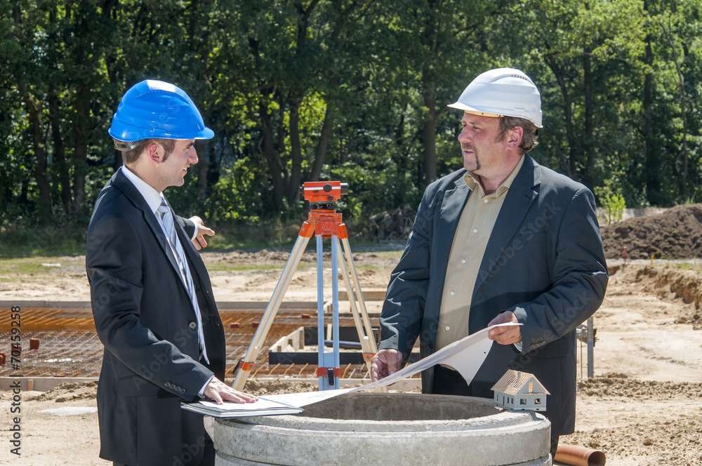 bauingenieure in einer besprechung auf einer baustelle bauingenieure in einer besprechung auf einer baustelle