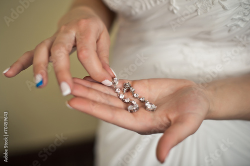 The bride shows ornaments 978.