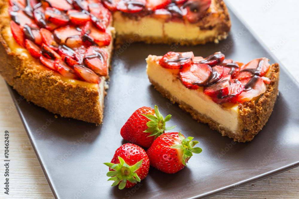 New York Cheesecake with Chocolate and Strawberries New York Cheesecake with Chocolate and Strawberries