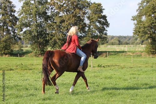 junge Frau reitet ihr Pferd