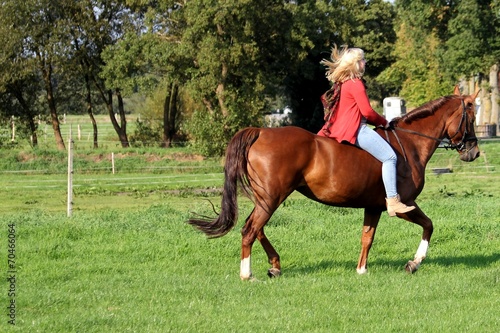 junge frau reitet ihr Pferd © fotospirale