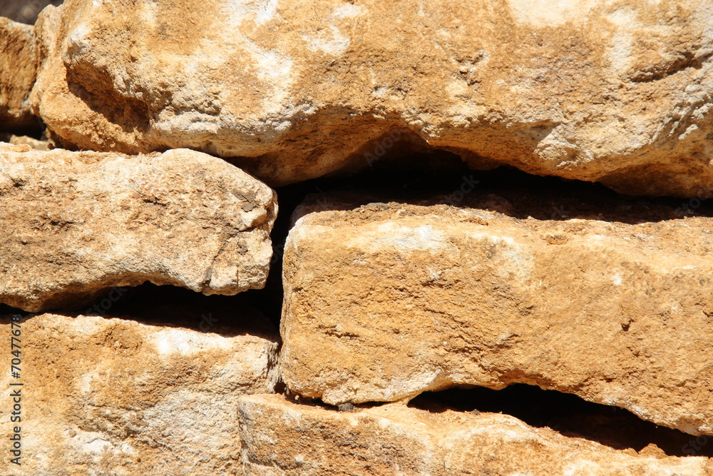 Kalksteinmauer ohne Mörtel gesetzt StockFoto Adobe Stock
