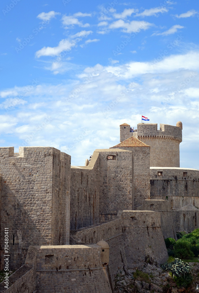 Dubrovnik avec ses toits, ses remparts et sa forteresse