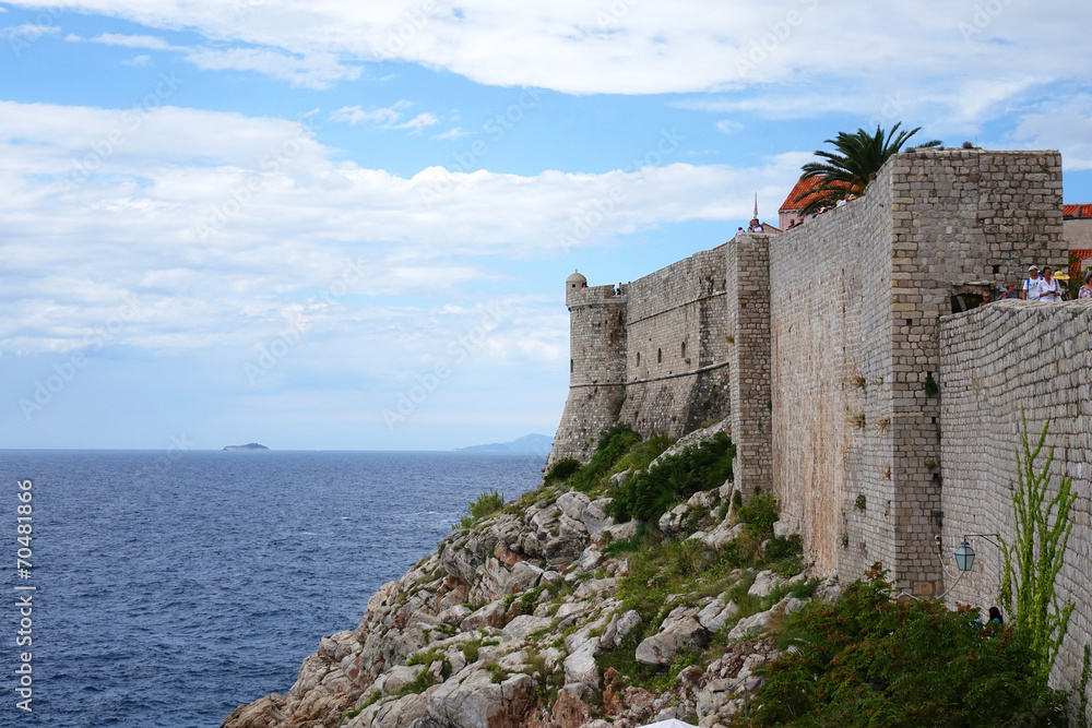 Dubrovnik avec ses toits, ses remparts et sa forteresse