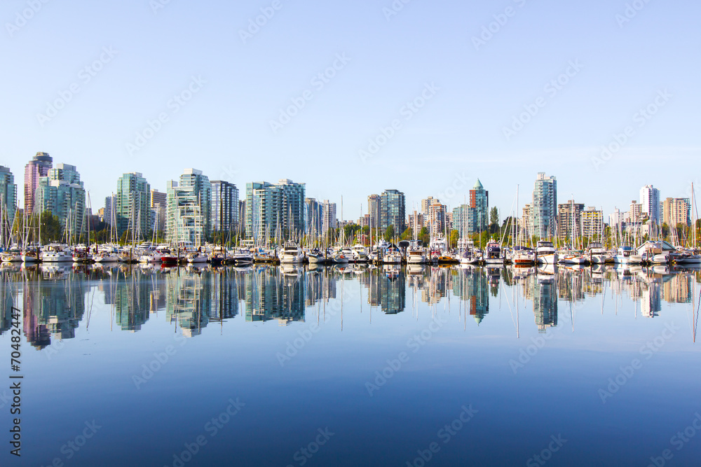 Fototapeta premium Vancouver skyline, yacht, water