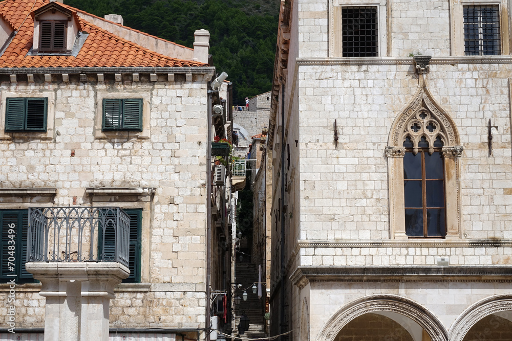 Fototapeta premium Dubrovnik avec ses toits, ses remparts et sa forteresse