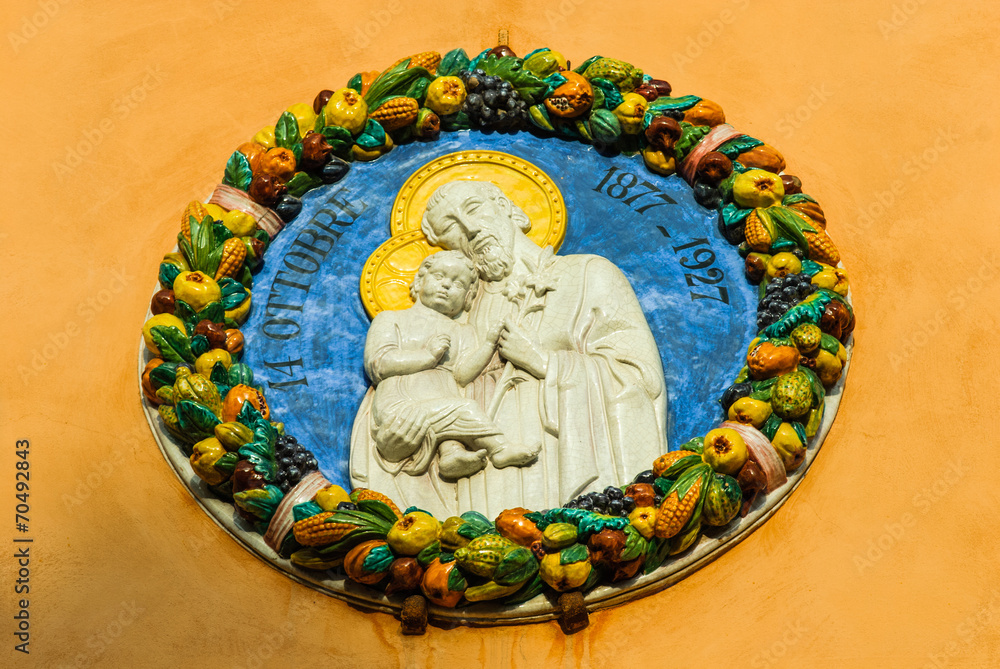 Maiolica santi aureola frutta, forma cirolare Stock Photo | Adobe Stock