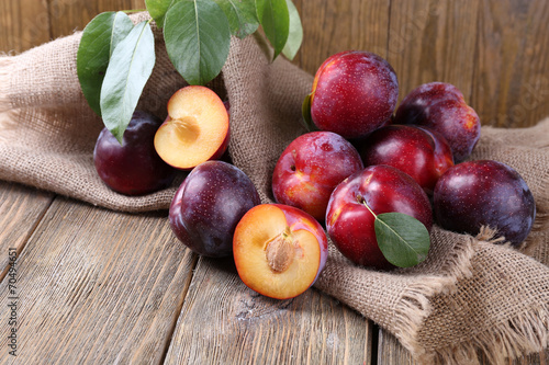 Canvas Print Sweet plums on wooden background