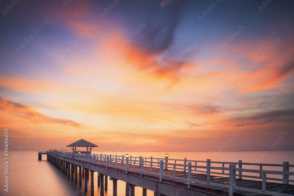 Fototapeta premium Wooded bridge in the port along sunrise