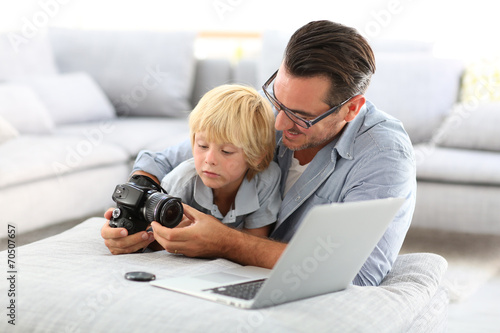 Photos Man with little boy playing with reflex camera