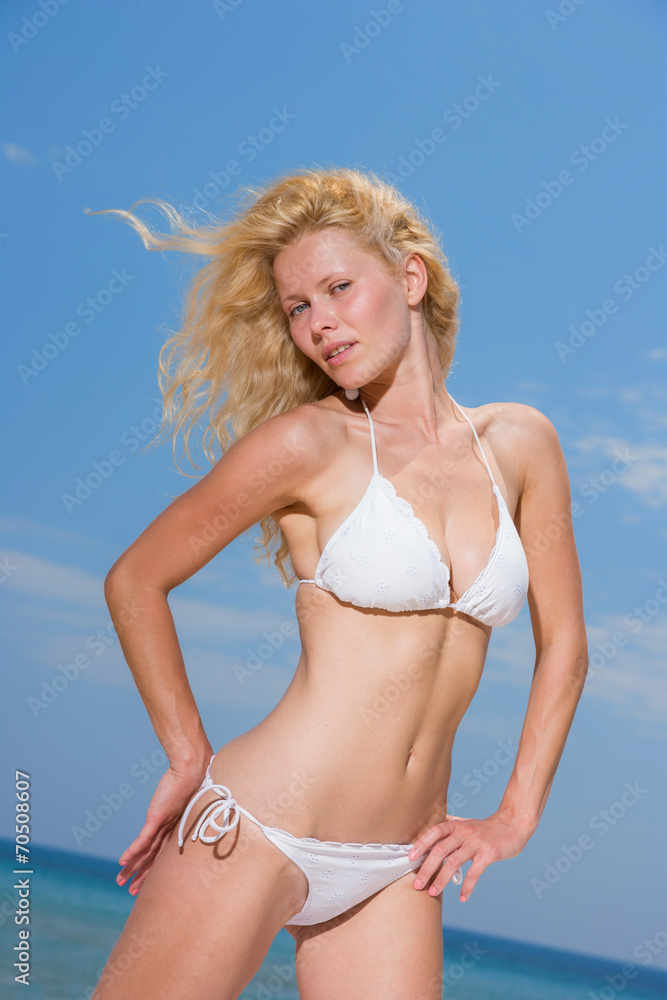 BEAUTIFUL FIT BLONDE WOMAN AT THE BEACH BEAUTIFUL FIT BLONDE WOMAN AT THE BEACH