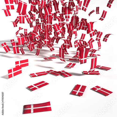 Viele Zettel und Flaggen aus Dänemark