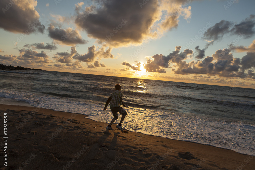 Naklejka premium Running from the waves