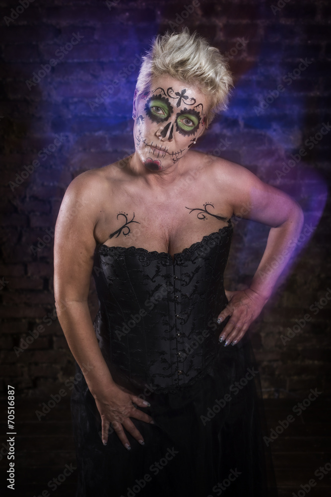 Sugar Skull Frau in in einem Kellergewölbe Sugar Skull Frau in in einem Kellergewölbe
