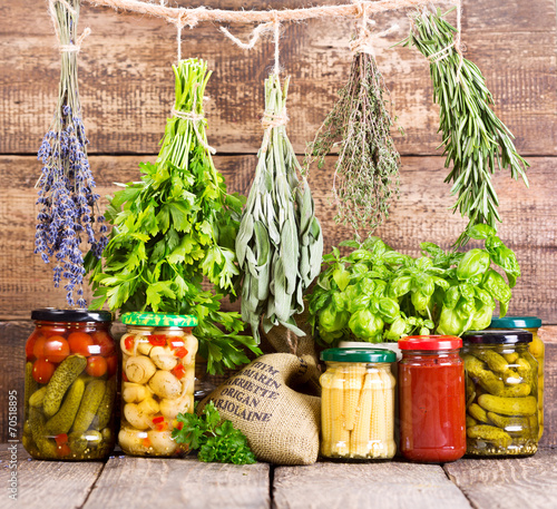 Fototapeta różne świeże zioła i żywność w puszkach