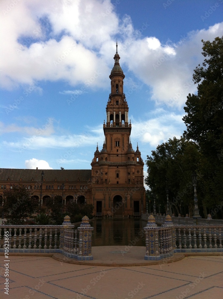 Südturm des Palasts am Plaza de España in Sevilla