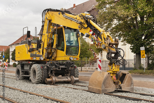 Gleisbauarbeiten - Ein Zweiwegebagger mit Doppelschaufel