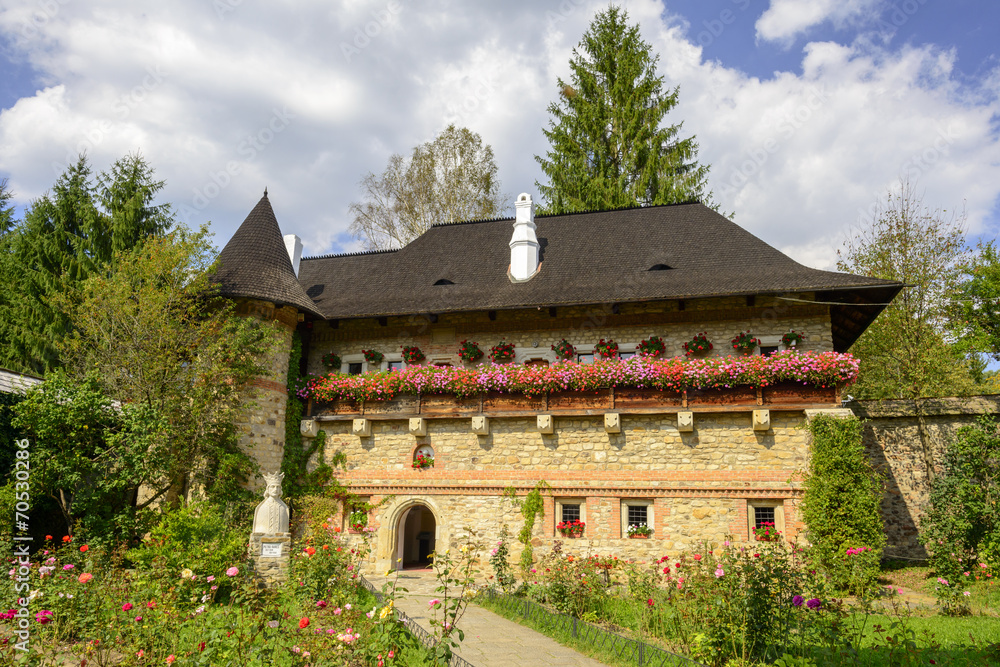 Moldovita Monastery - Haus im Innenhof des Klosters