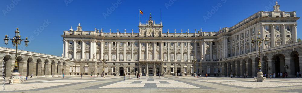 Naklejka premium Widok z przodu Pałacu Królewskiego w Madrycie, Hiszpania