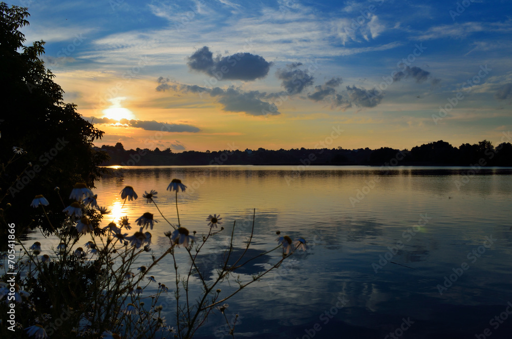 Obraz premium sunset on the lake