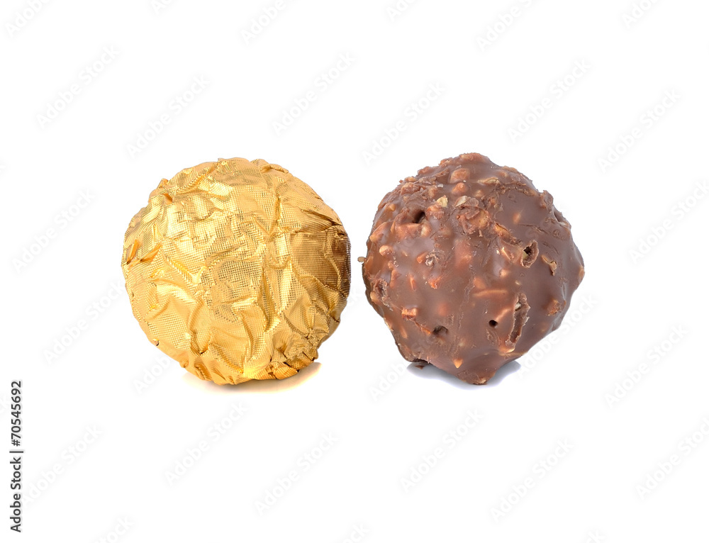 Obraz premium Sweet chocolate candy wrapped in golden foil isolated on white b