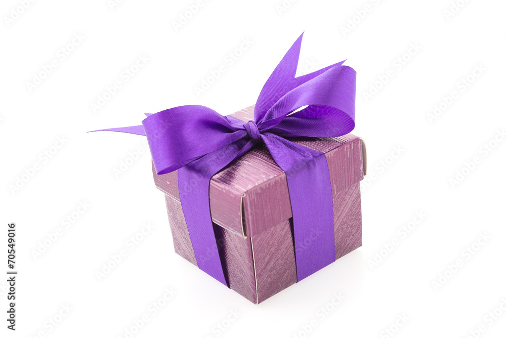 Obraz premium Purple gift box isolated on white background