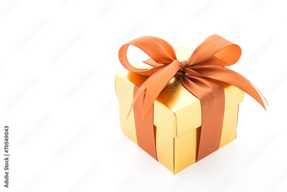 Obraz premium Gold gift box isolated on white background