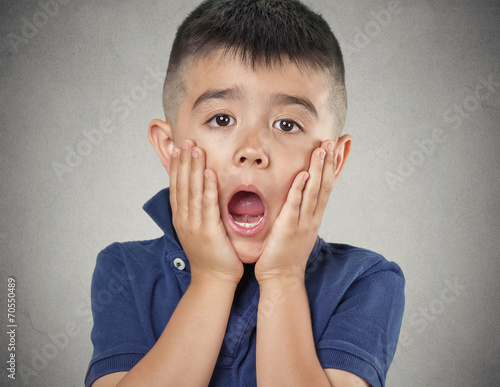 Φωτογραφία Child with astonished face expression on grey wall background