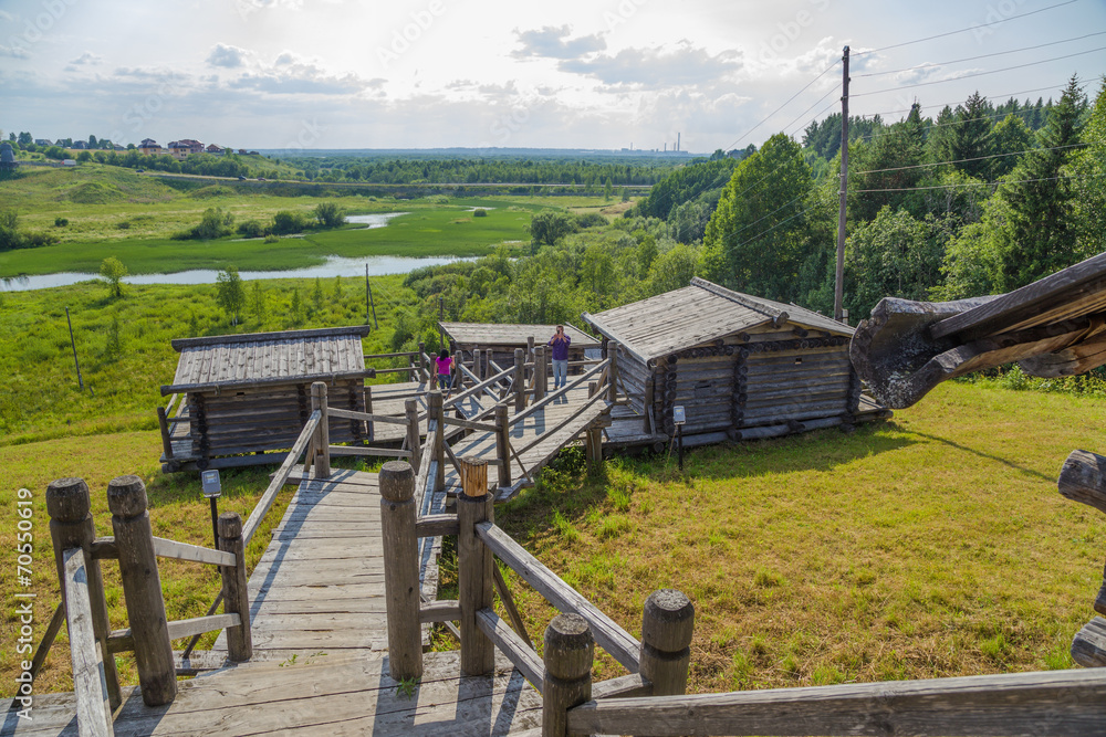 Малые Корелы, Россия. Пейзаж с банями на крутом берегу реки 