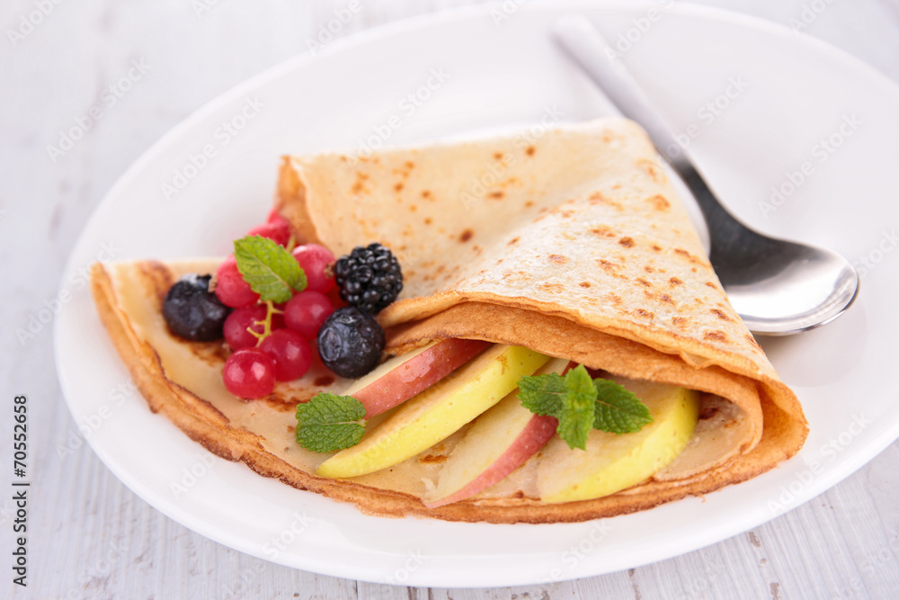 crepe with fruit