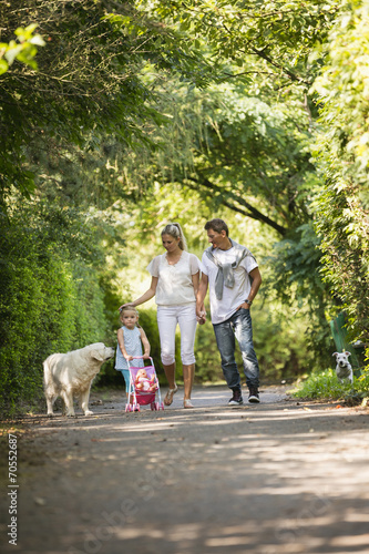 Junge Familie spazieren im Park mit Hunde