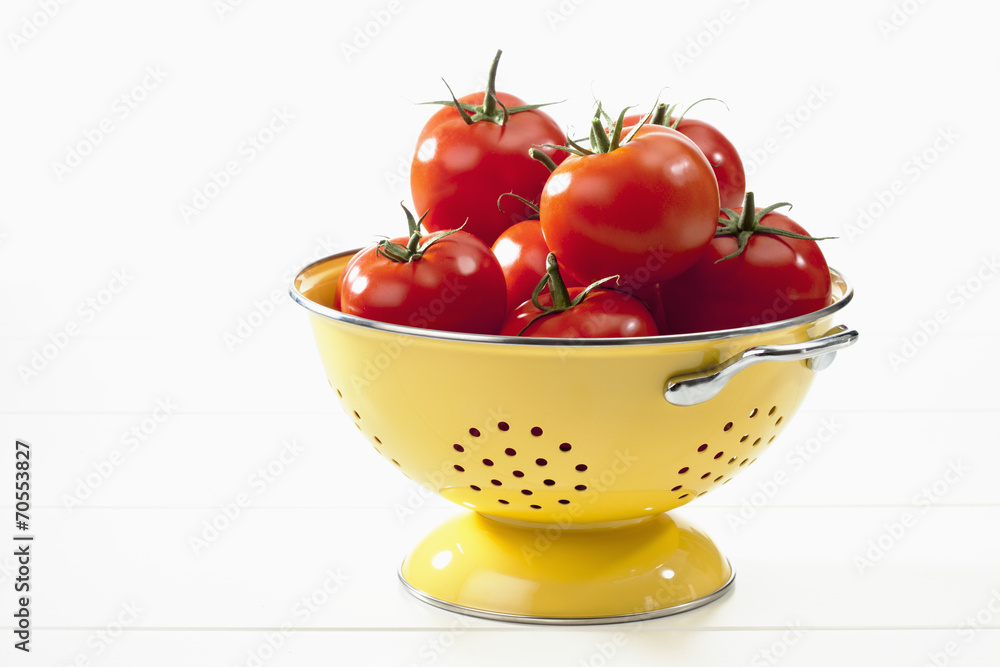 Tomaten im Sieb auf weissem Hintergrund Stock Photo | Adobe Stock