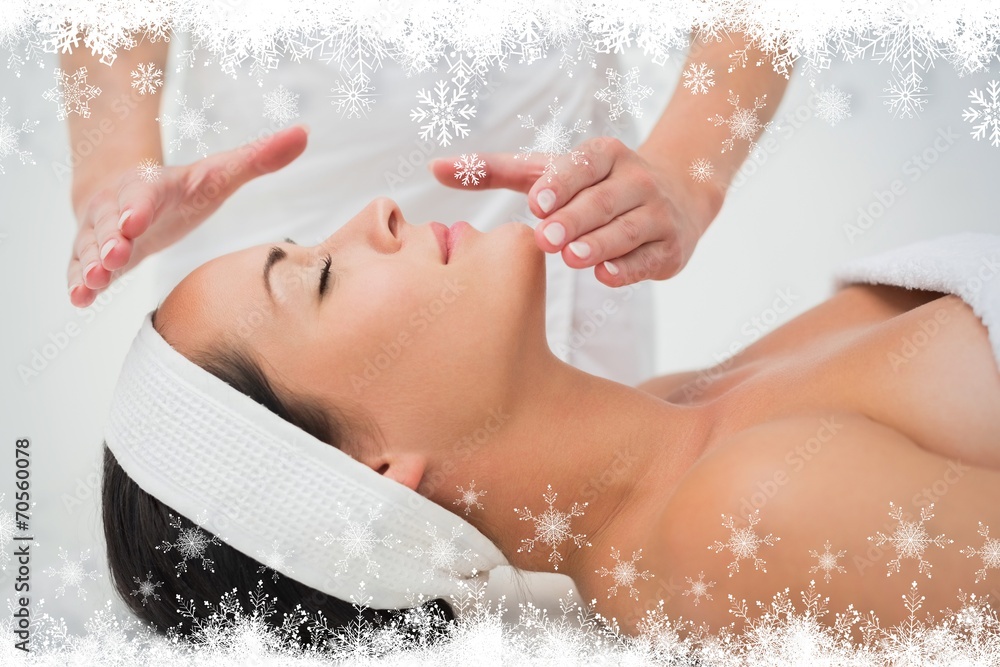 Fototapeta premium Peaceful brunette getting reiki therapy