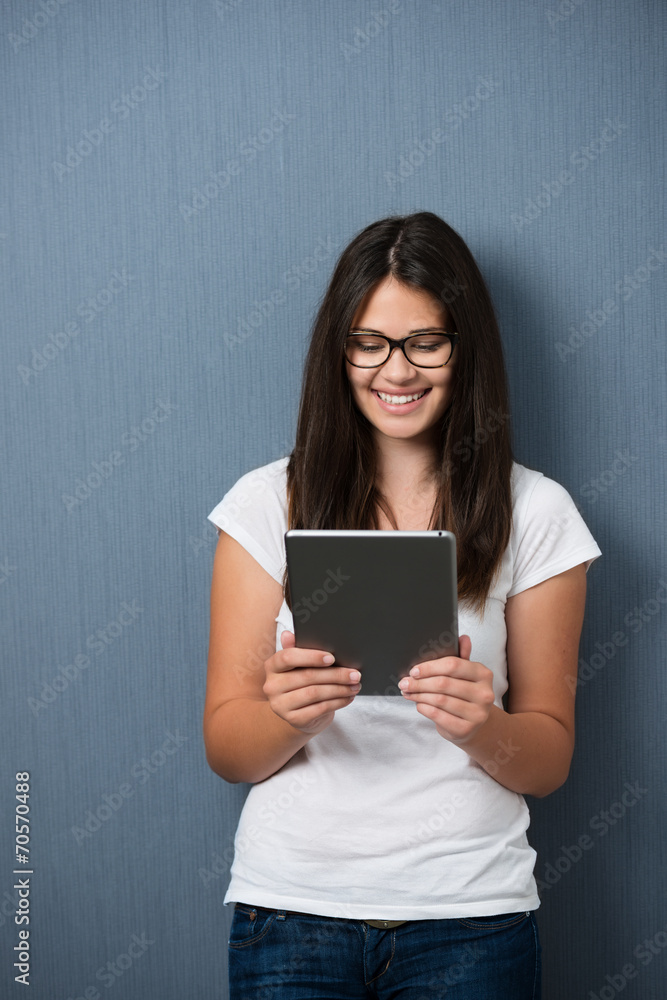 teenager schaut auf tablet-pc teenager schaut auf tablet-pc