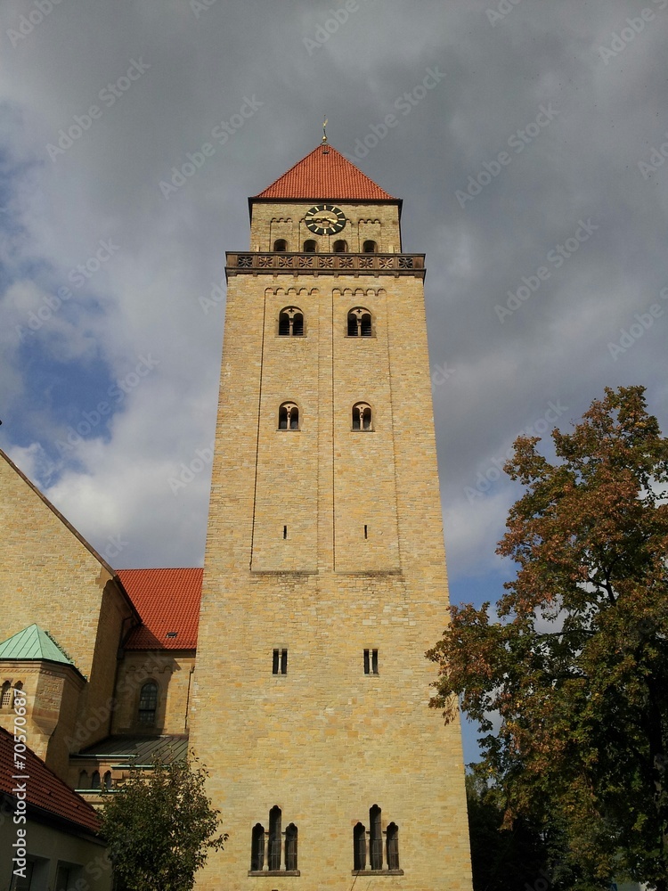 Ein Kirchturm in Osnabrück