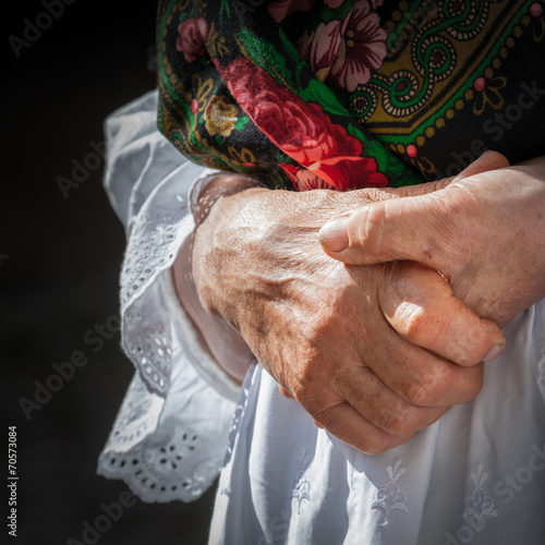 anziana - particolare mani photo
