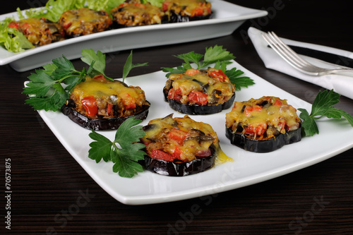 Warm appetizer of eggplant under cheese