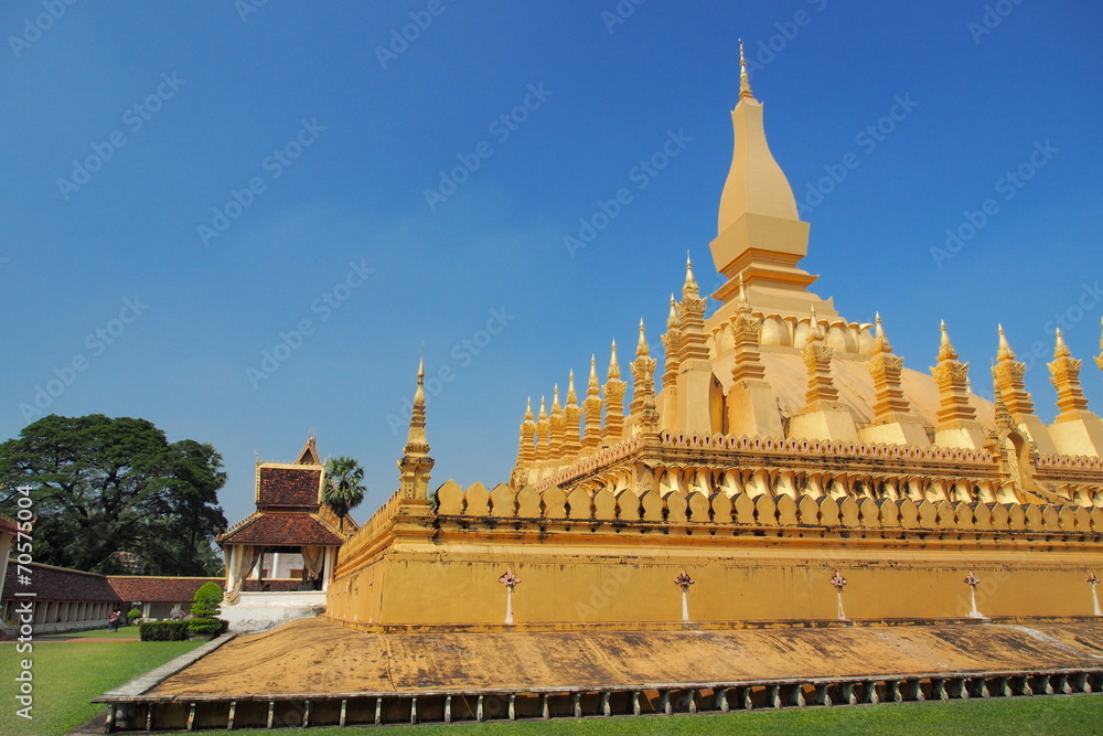 Naklejka premium Golden pagoda Wat Phra That Luang