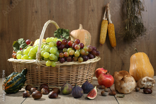 Prodotti agricoli autunno su tavolo legno photo