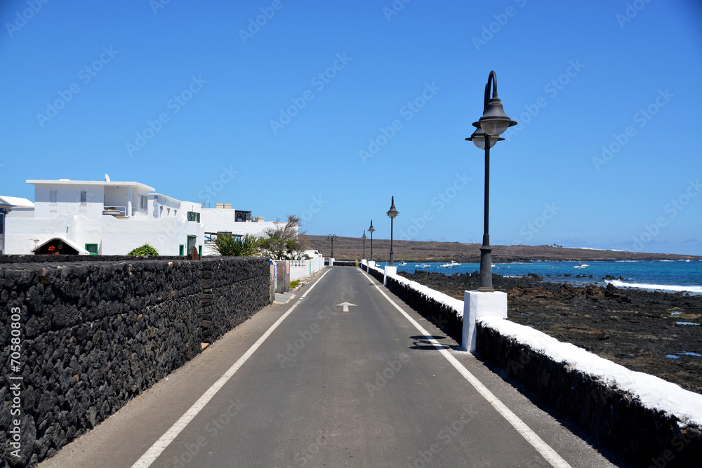 calle en un pueblo de Lanzarote