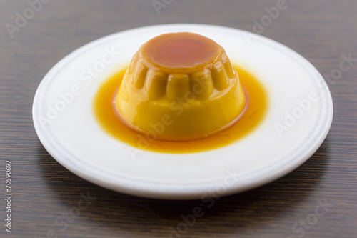 фотографія Creme caramel vanilla custard dessert or flan on white dish
