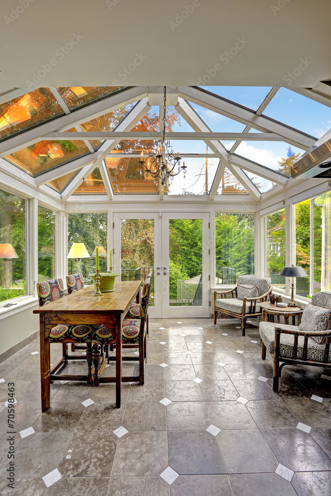 Fototapeta premium Sunroom patio area with transparent vaulted ceiling