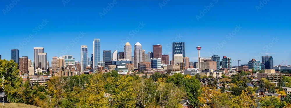 Obraz premium Panoramę Calgary od południa na północ jesienią