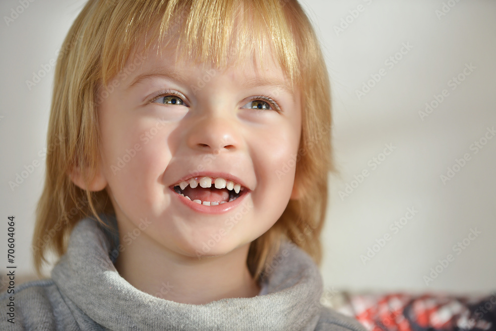 Ritratto di bambino che ride Stock Photo | Adobe Stock