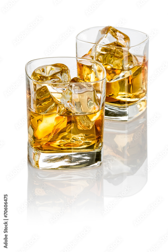 Zwei Tumbler mit Whisky Zwei Tumbler mit Whisky